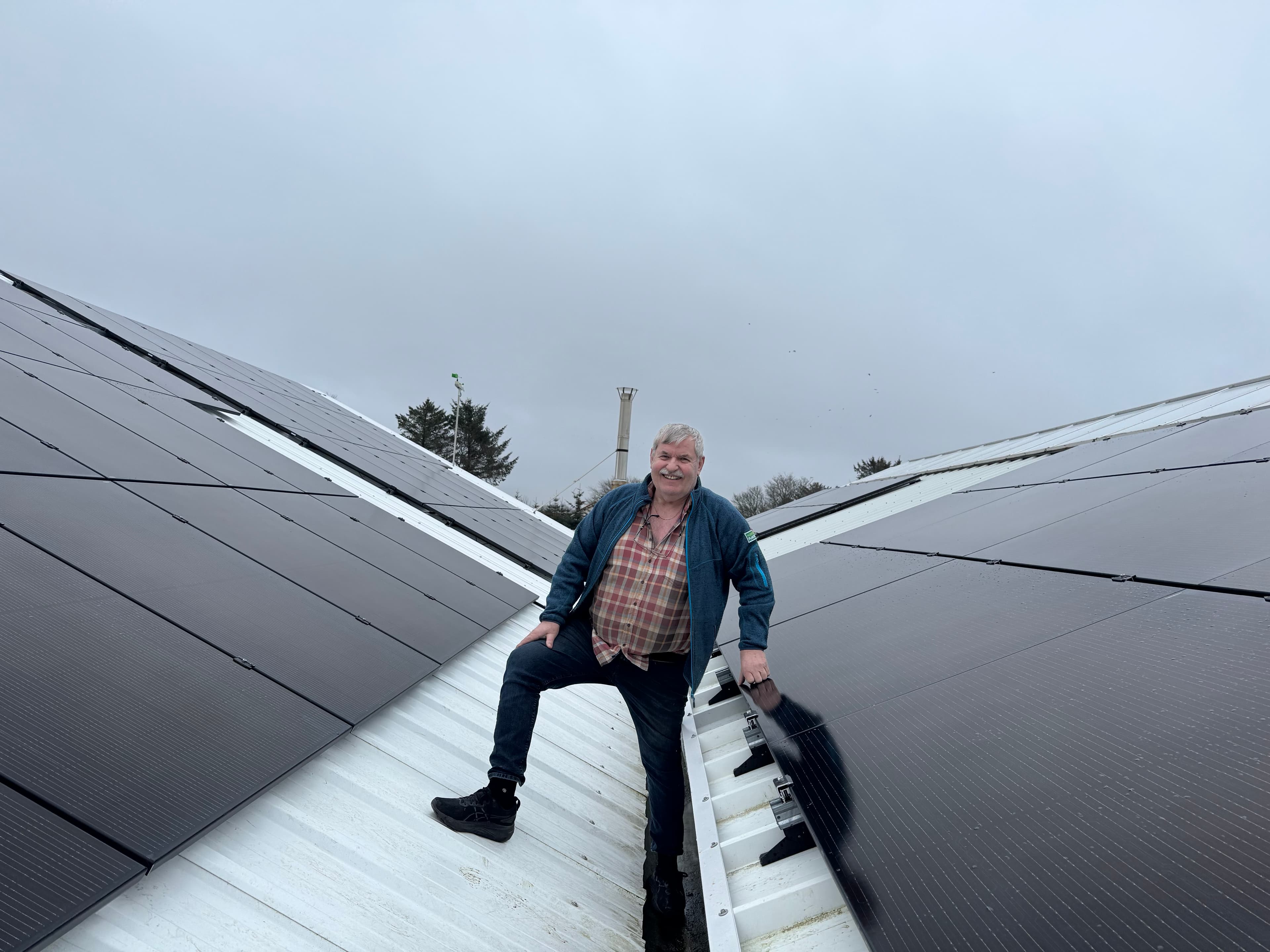 Egil Horpestad med BatteryBrain for strømsparing hos Horpestad Plantesalg, foran anlegget sitt på Bryne.