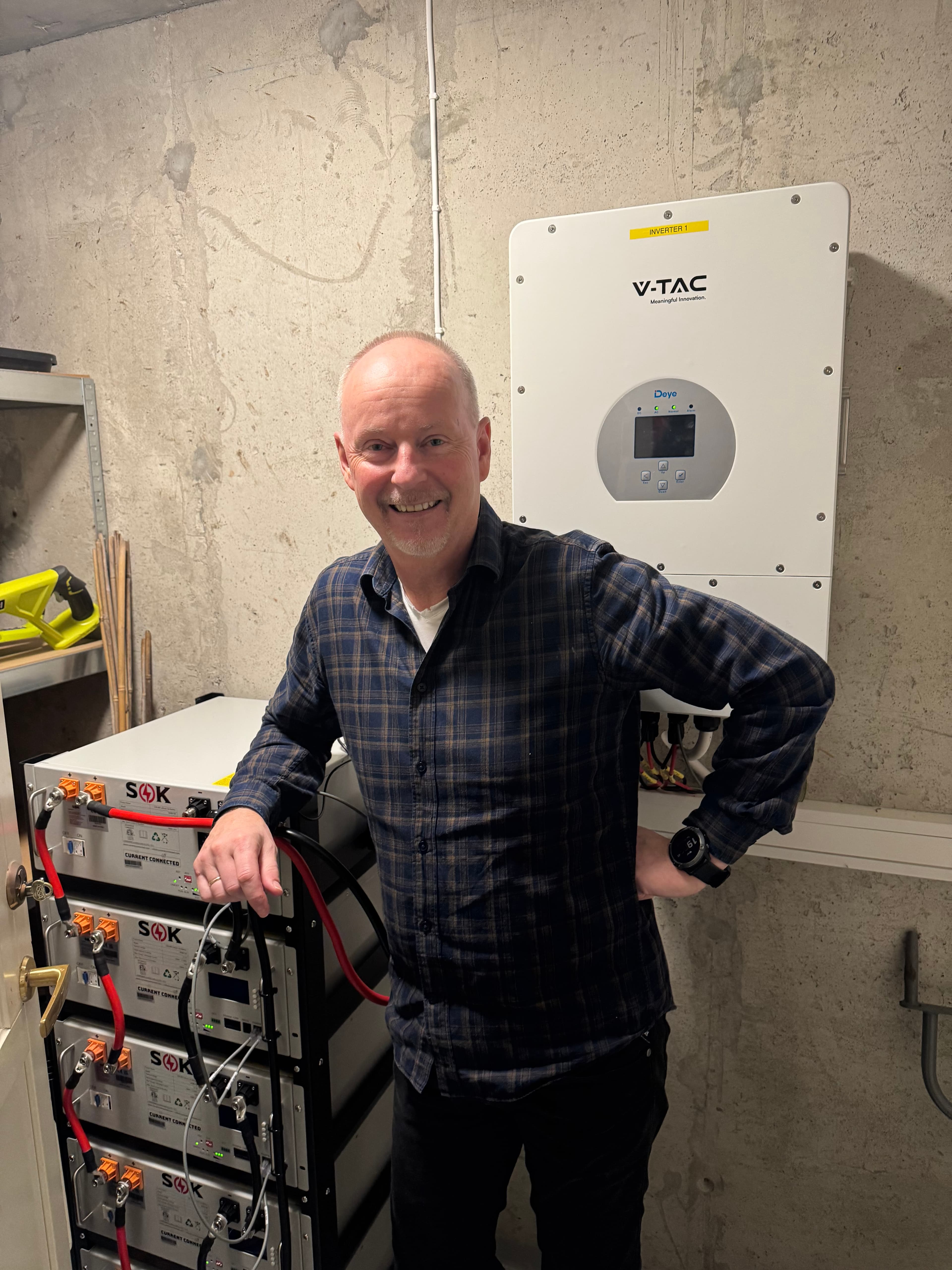 Ole Morten Løge med BatteryBrain-dashboard for smart energistyring og solcellekontroll hjemme.
