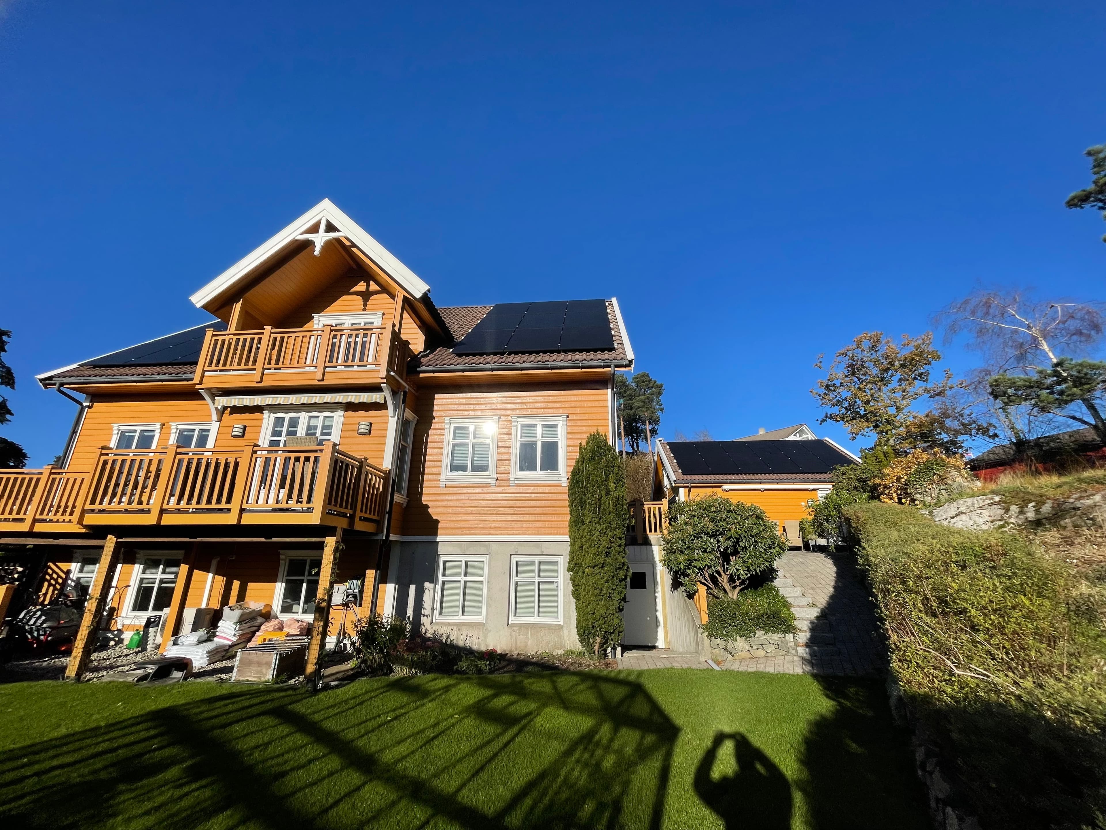 Ole Mortens hus med solceller og batterisystem for smart energistyring hjemme.