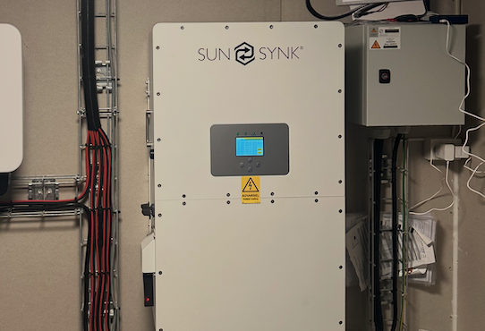 Sunsynk hybridinverter i et teknisk rom