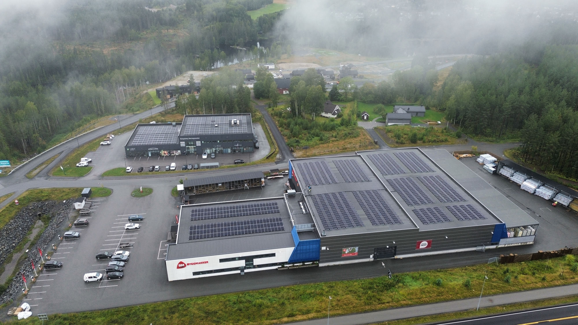 Byggmakker-butikken i Kongsberg sett ovenfra, med solceller som dekker takflatene