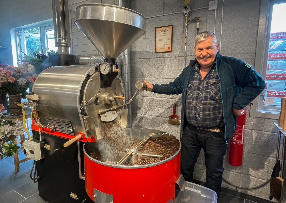 Egil Horpestad ved kaffebrenneren i gartneriet