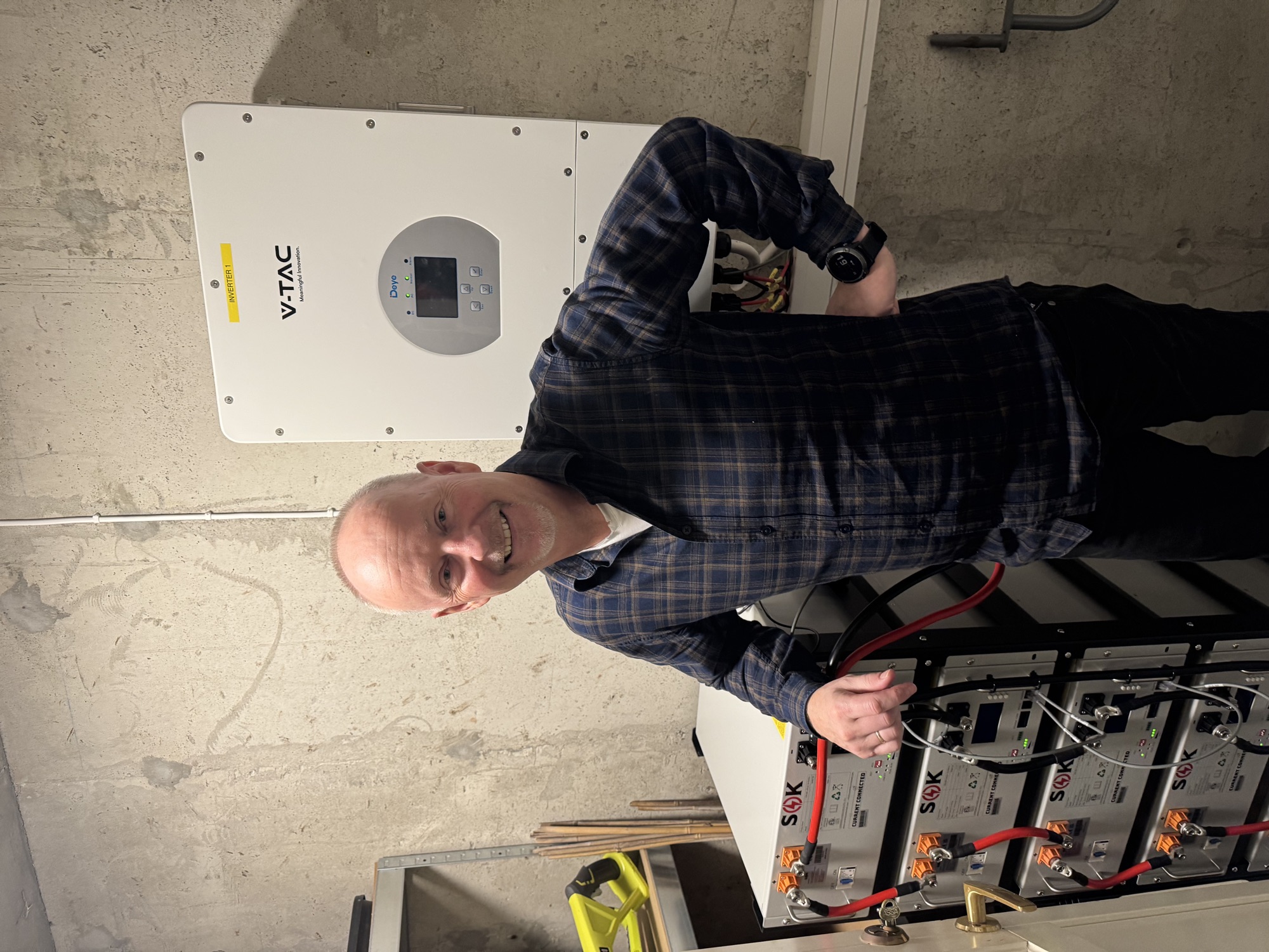 Privatkundens batteri og inverter montert i teknisk rom