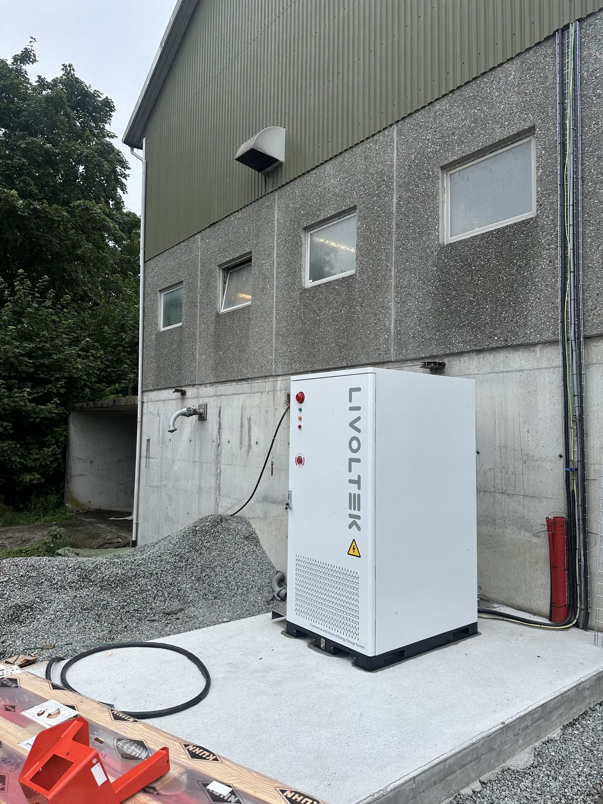 Batteriskapet fra Livoltek på støpt fundament ved fjøsveggen