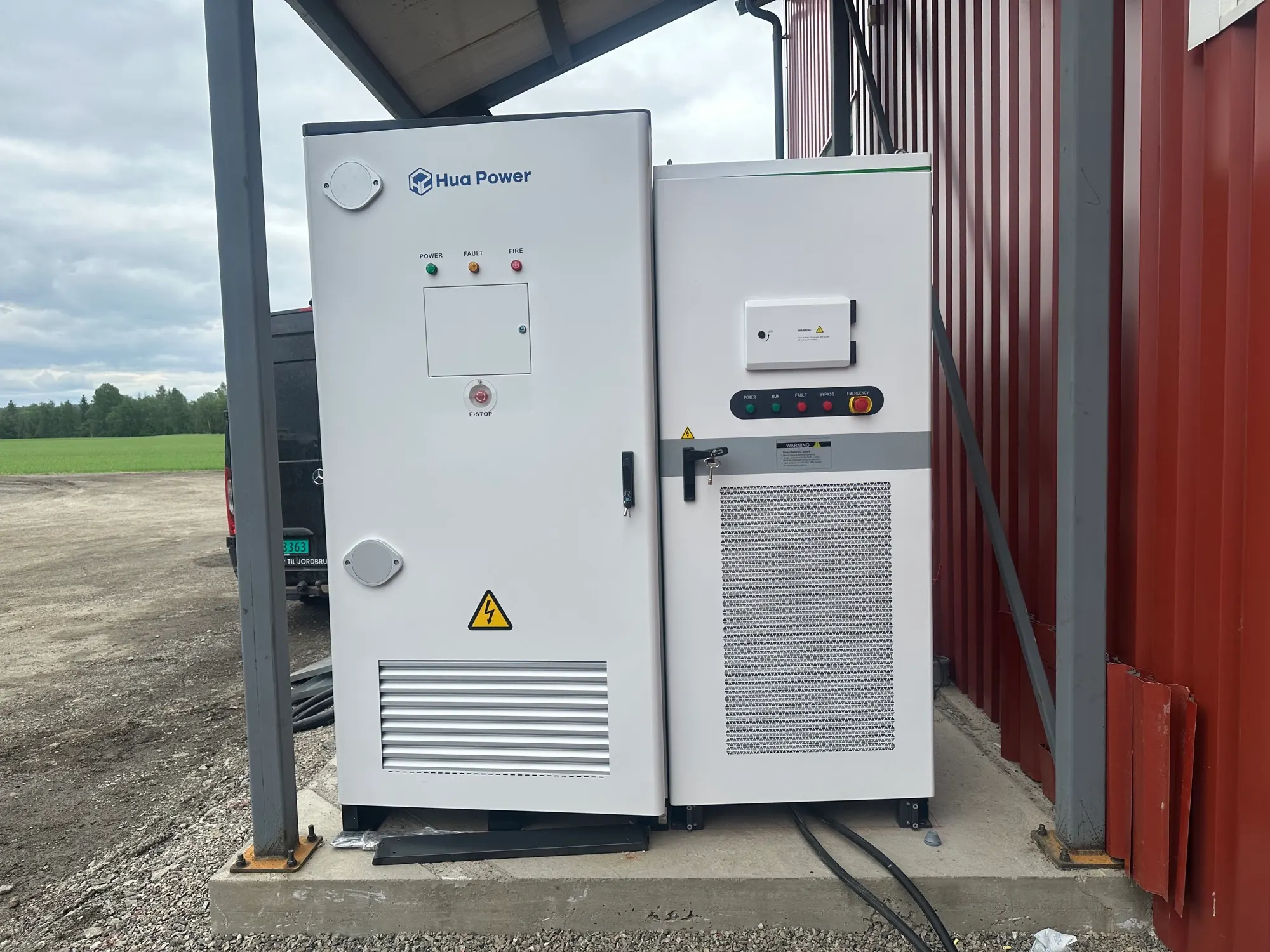 Batteriet og inverteren fra Hua Power montert under et tak ved verkstedveggen