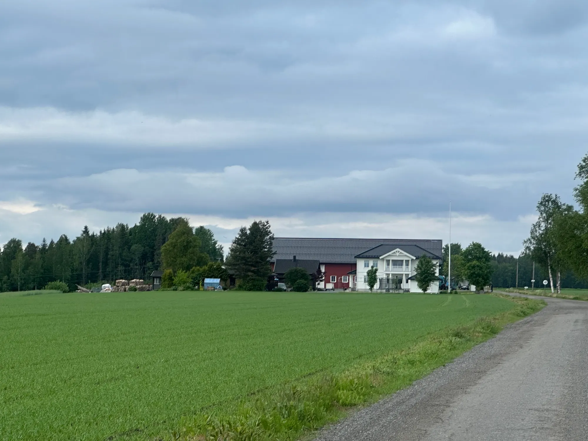 Verkstedet og gården på Trettemo sett over jordet