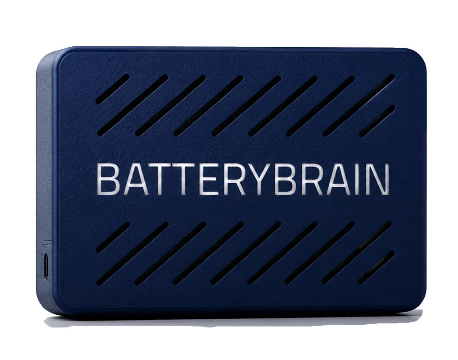 BatteryBrain — kompakt styringsboks i mørk blå