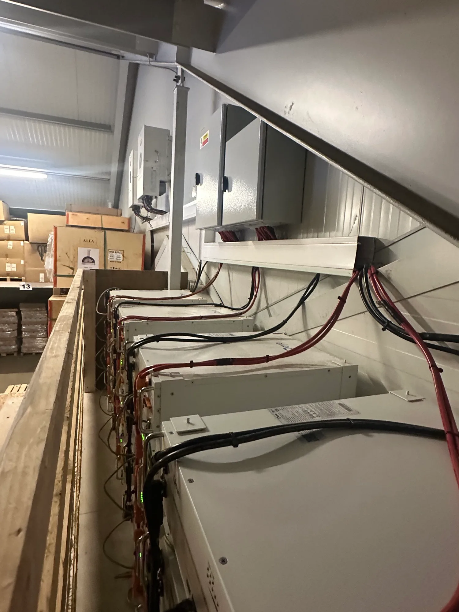 Batterirack med kabler i et industrielt anlegg